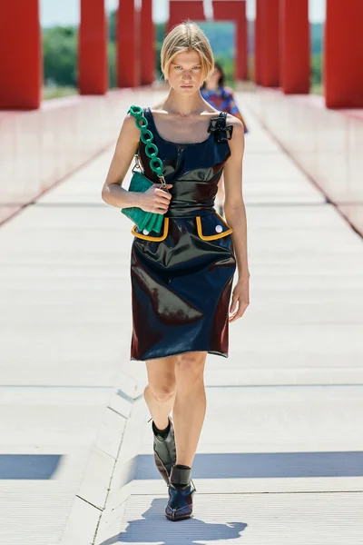 Look 15